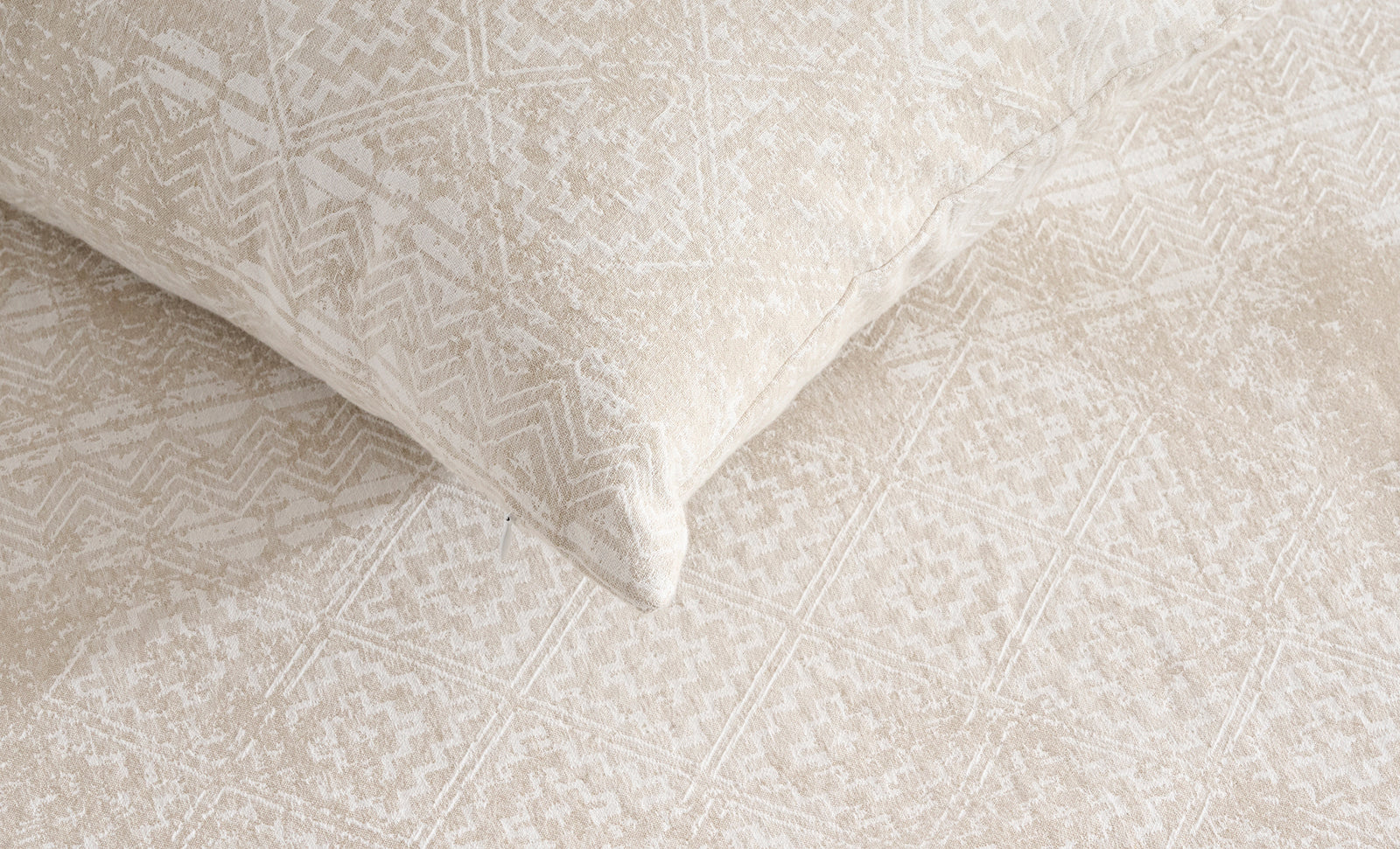 From Heritage Architecture to Modern Bedrooms: A Closer Look at the Antique Lace Collection